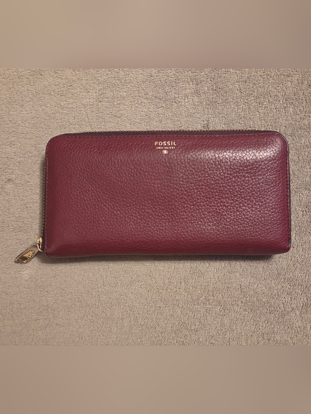 Fossil Women's Zip-Around Wallet in Burgundy Stylish Pebbled Leather